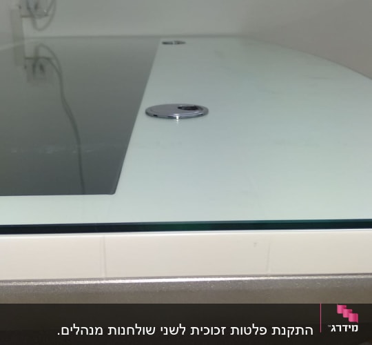 משטח זכוכית עם חור עגול ושוליים מתכתיים